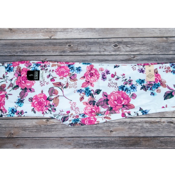 St' Johns Bay Floral Capri's - Picture 6 of 7